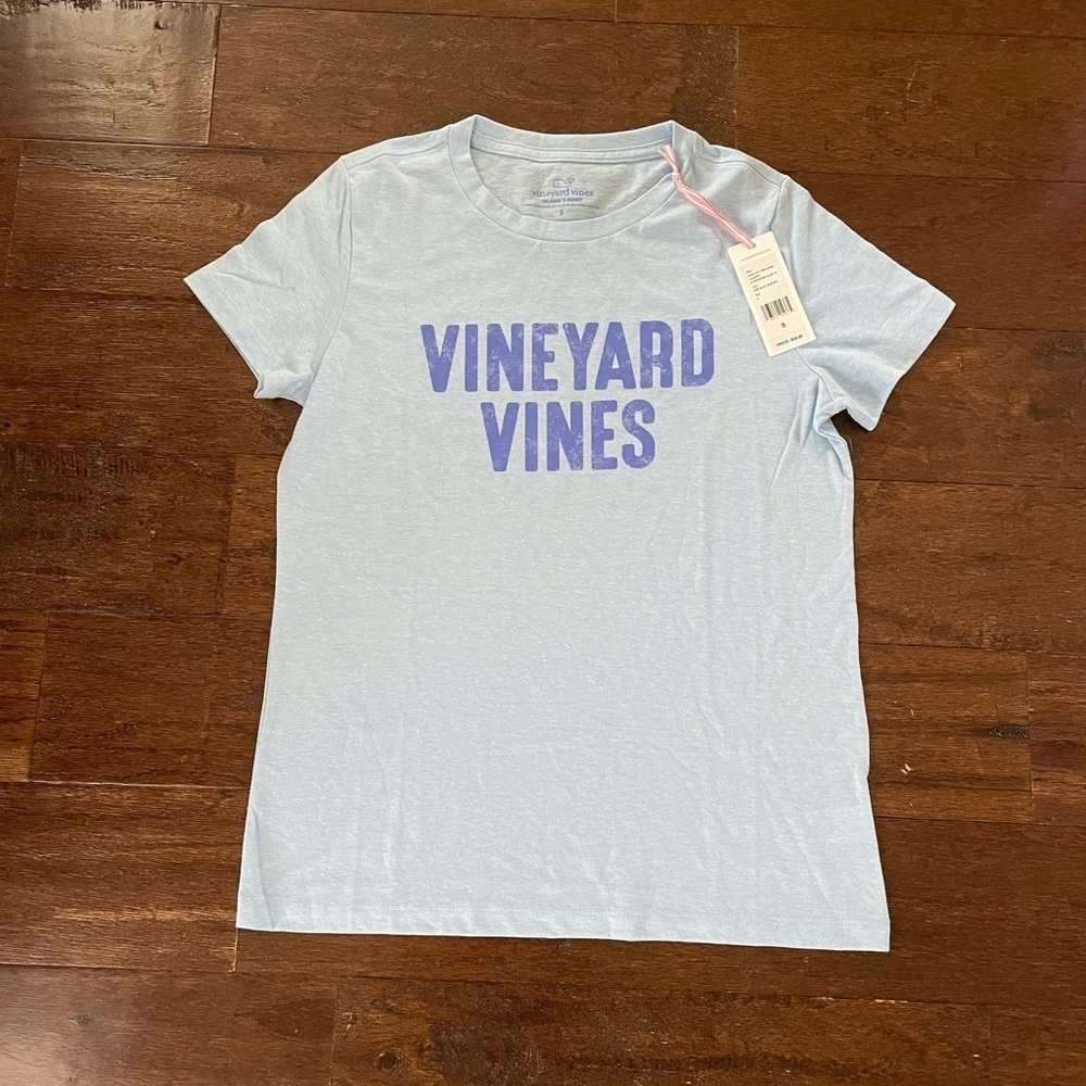 Vineyard vines blue logo tee! Size small